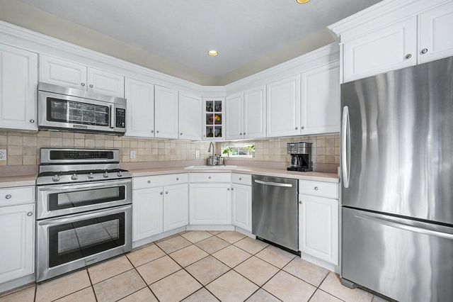 8 Southwood Dr 8, Southborough, MA 01772