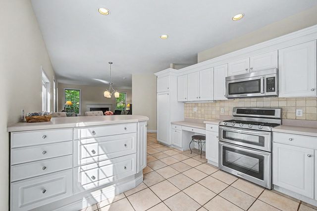 8 Southwood Dr 8, Southborough, MA 01772