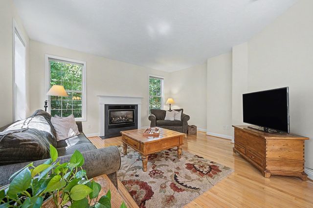 8 Southwood Dr 8, Southborough, MA 01772