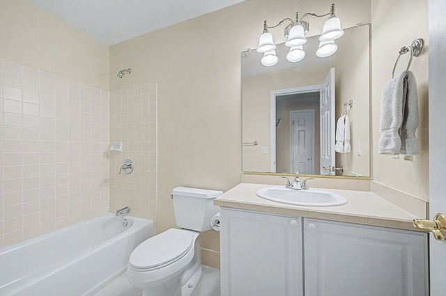 8 Southwood Dr 8, Southborough, MA 01772