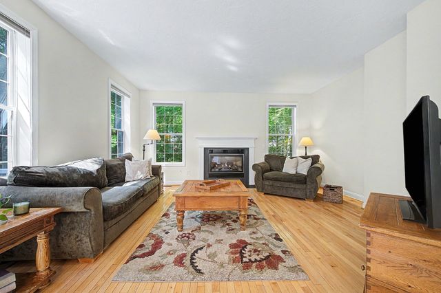 8 Southwood Dr 8, Southborough, MA 01772
