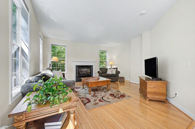 8 Southwood Dr 8, Southborough, MA 01772