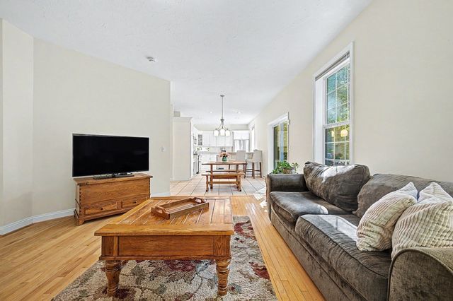 8 Southwood Dr 8, Southborough, MA 01772