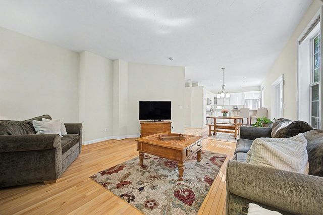 8 Southwood Dr 8, Southborough, MA 01772