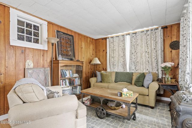 19 Parkview Court, Troy, NY 12180