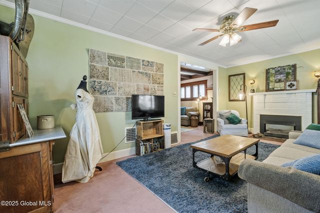19 Parkview Court, Troy, NY 12180