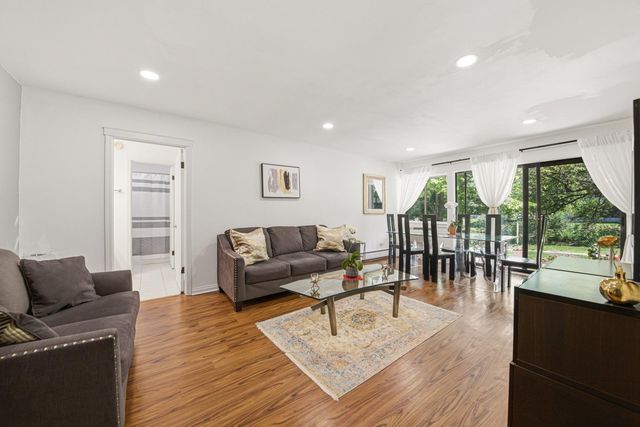 1813 Hemlock Place 110, Schaumburg, IL 60173
