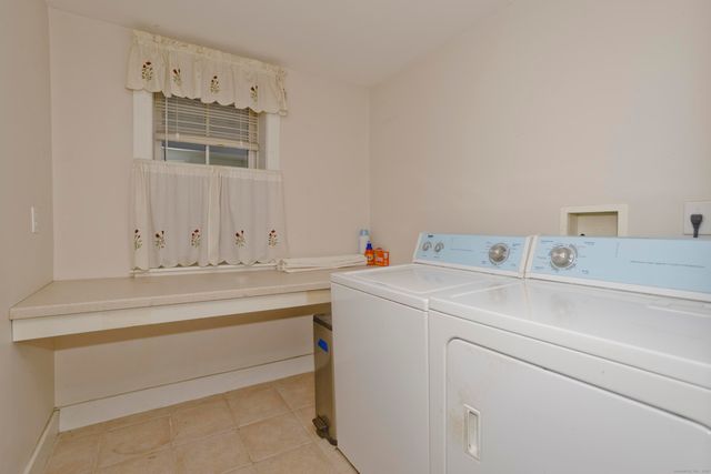 1095 South Grand Street, Suffield, CT 06093