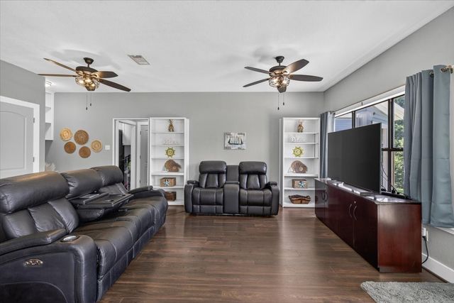 913 Keoki Court, Tool, TX 75143