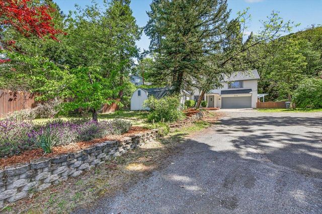 1635 NE Beacon Drive, Grants Pass, OR 97526