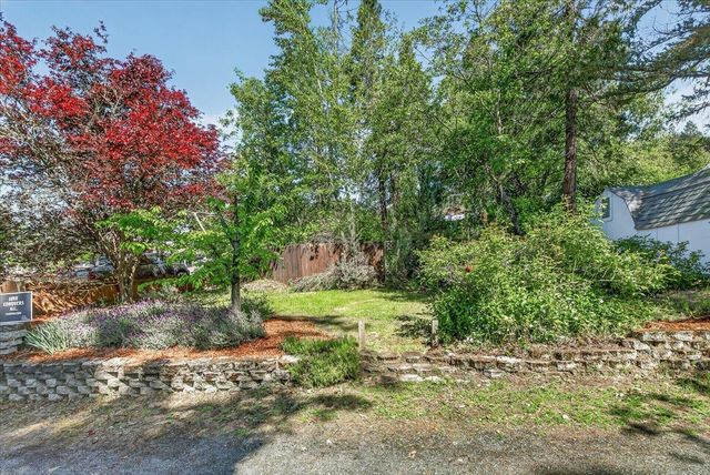 1635 NE Beacon Drive, Grants Pass, OR 97526