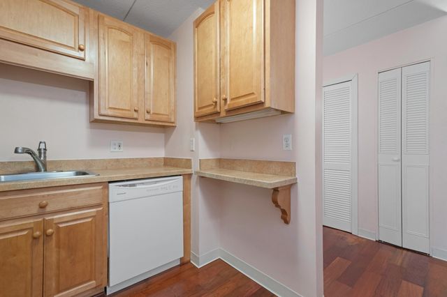 65 Commons Dr 306, Shrewsbury, MA 01545