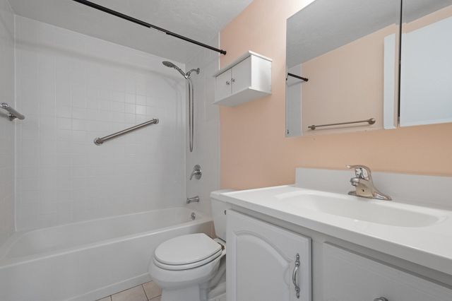 65 Commons Dr 306, Shrewsbury, MA 01545