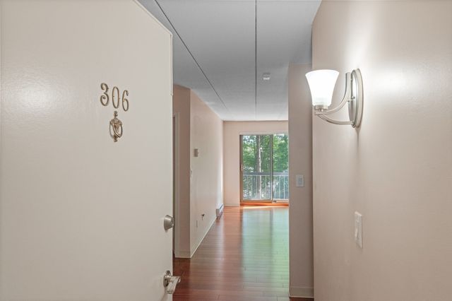 65 Commons Dr 306, Shrewsbury, MA 01545