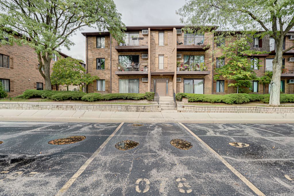 611 N Briar Hill Lane 1, Addison, IL 60101 — photo 2