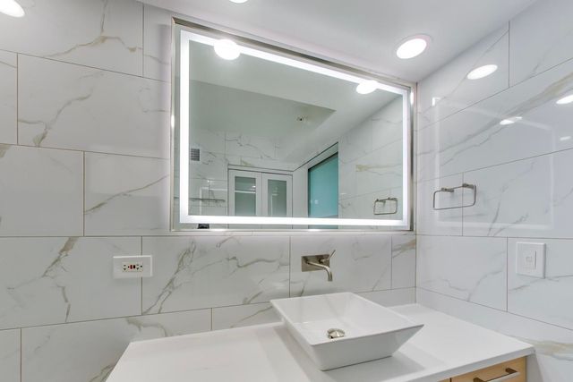 2 E Erie Street 3005, Chicago, IL 60611