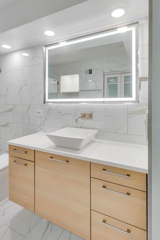 2 E Erie Street 3005, Chicago, IL 60611