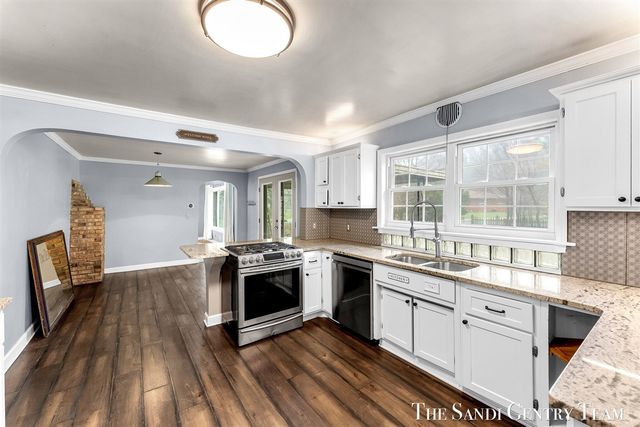 15008 Lakeshore Drive, Grand Haven, MI 49417