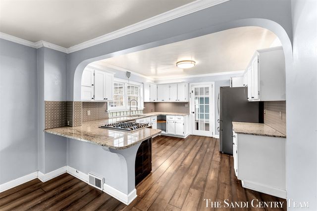 15008 Lakeshore Drive, Grand Haven, MI 49417