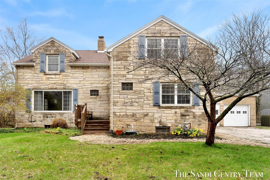 15008 Lakeshore Drive, Grand Haven, MI 49417