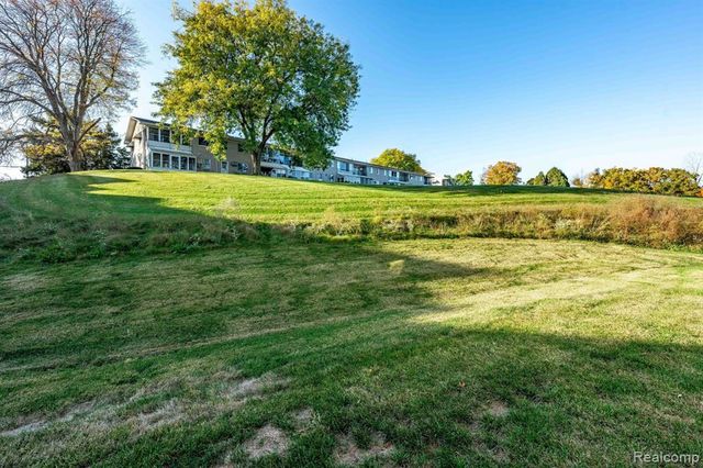 11306 Woodruff Lake, Brighton, MI 48116