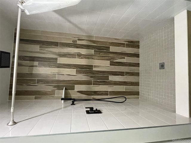 22148 Dante Street 211, Oak Park, MI 48237