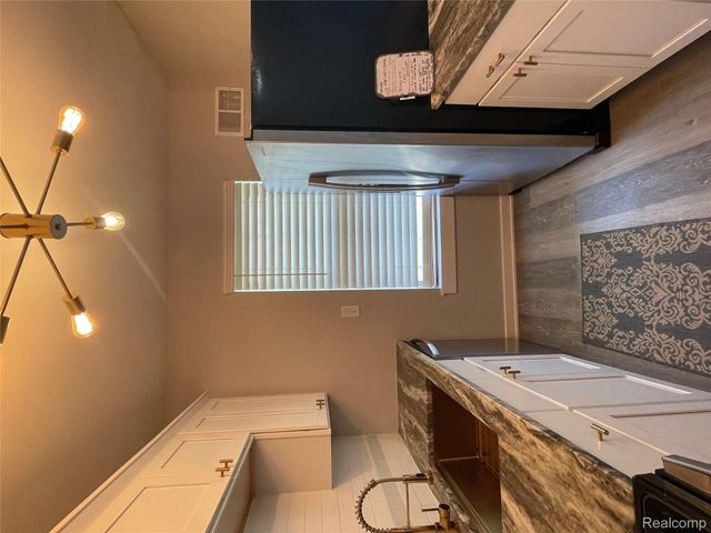 22148 Dante Street 211, Oak Park, MI 48237