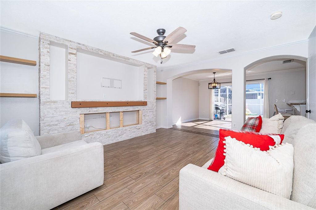 Image 4 of property listing at 1186 SANDESTIN WAY, Orlando, FL 32824