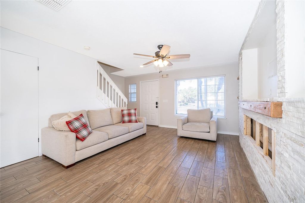 Image 6 of property listing at 1186 SANDESTIN WAY, Orlando, FL 32824