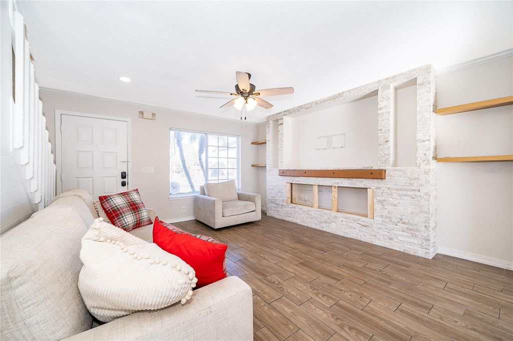 Image 7 of property listing at 1186 SANDESTIN WAY, Orlando, FL 32824