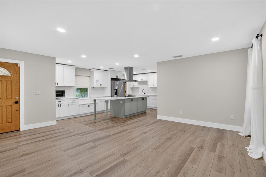 Image 7 of property listing at 5326 S RUSSELL STREET, Tampa, FL 33611