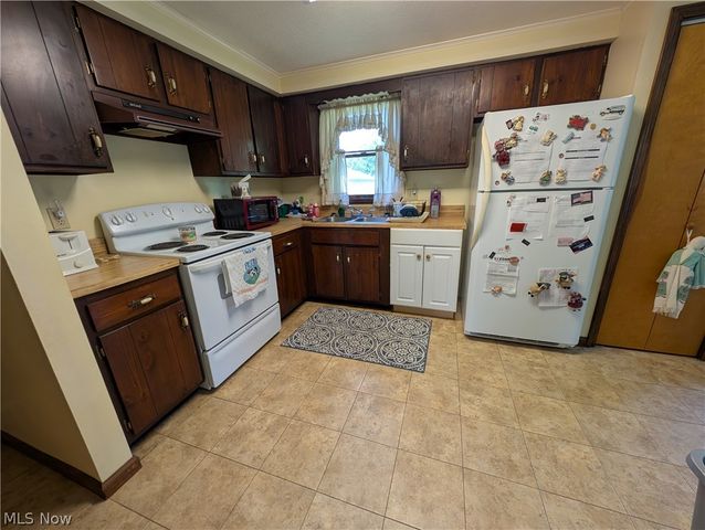 10685 Scotts Corner Road, Diamond, OH 44412