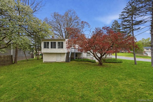 39 Carriage Hill Lane, Poughkeepsie, NY 12603