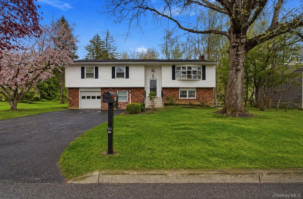 39 Carriage Hill Lane, Poughkeepsie, NY 12603