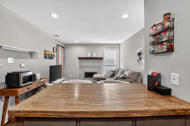 935 La Posada DR 128, Austin, TX 78752