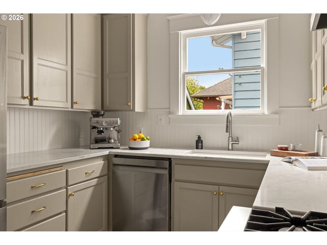 1842 Se 42ND Ave, Portland, OR 97215