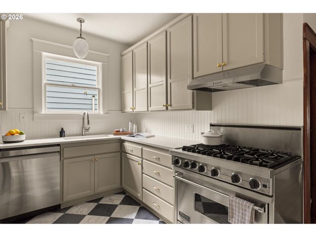 1842 Se 42ND Ave, Portland, OR 97215