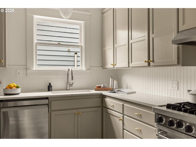 1842 Se 42ND Ave, Portland, OR 97215