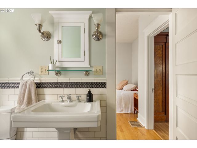 1842 Se 42ND Ave, Portland, OR 97215