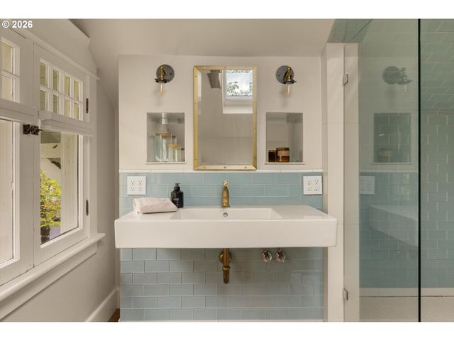 1842 Se 42ND Ave, Portland, OR 97215