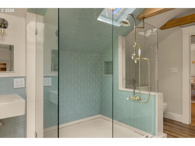 1842 Se 42ND Ave, Portland, OR 97215