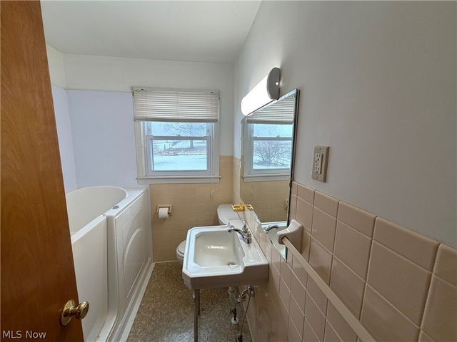 2229 Schneider Street NW, North Canton, OH 44720