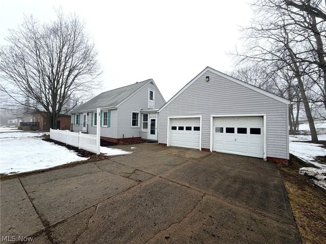 2229 Schneider Street NW, North Canton, OH 44720