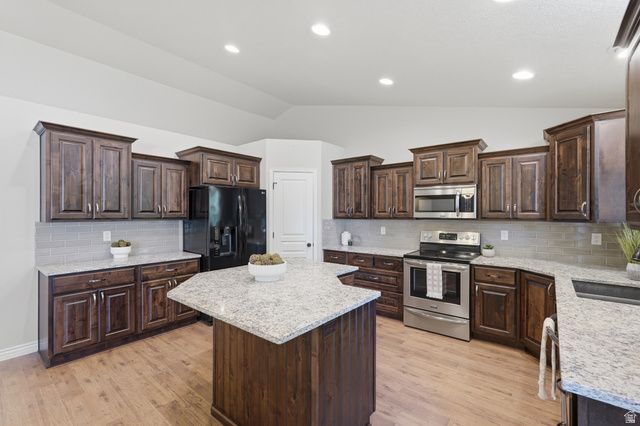 1302 W 2535 N, Clinton, UT 84015