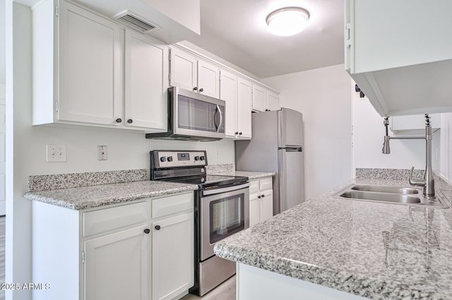 6024 W GOLDEN Lane, Glendale, AZ 85302