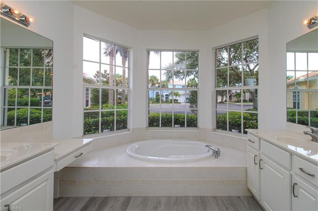 3927 Aurora CT, Naples, FL 34116