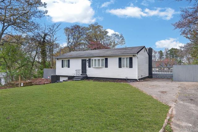 65 Maple Lane, Medford, NY 11763