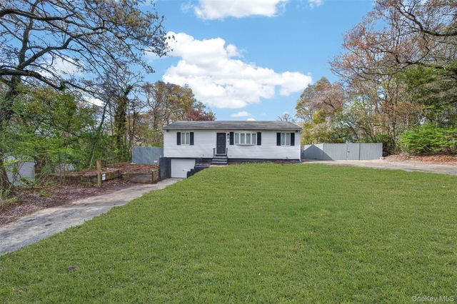 65 Maple Lane, Medford, NY 11763