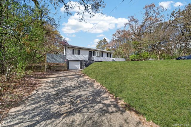 65 Maple Lane, Medford, NY 11763