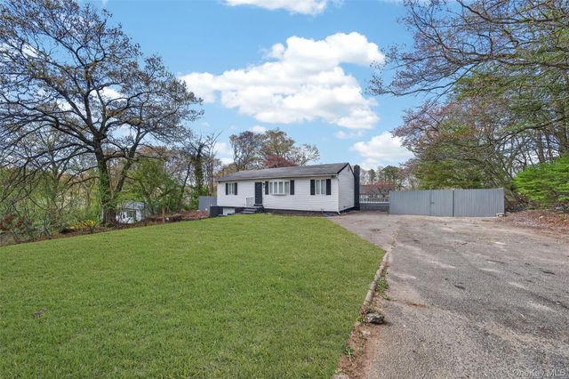 65 Maple Lane, Medford, NY 11763